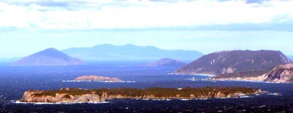 Shikinejima from Kōzushima. Furthest: Ōshima; left: Toshima; right: Niijima; smallest: Jinai-tō.