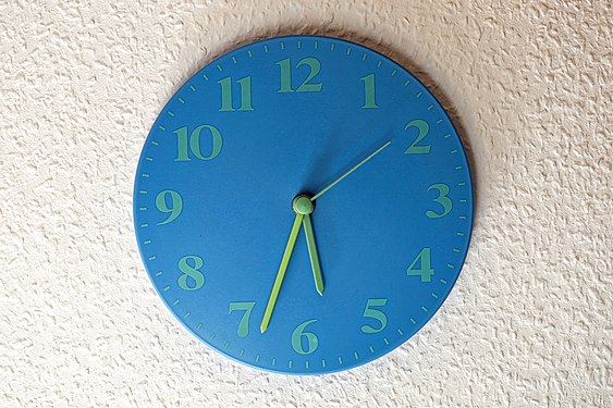 Simple modern style battery driven wall clock