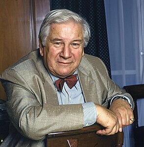 Peter Ustinov, doğum adı Peter Alexander Baron von Ustinov olan Akademi, Grammy, Altın Küre, Emmy Ödüllü İngiliz aktör ve yazar. Spartaküs ve Topkapı filmlerindeki rolleriyle Akademi Ödülü kazanmıştır.(Üreten:Allan Waren)