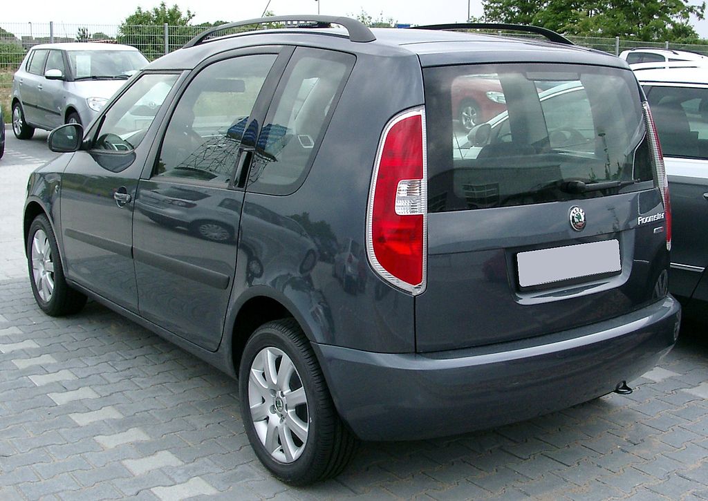 File:Skoda Roomster Scout TDi 2008 (10790629396).jpg - Wikimedia Commons