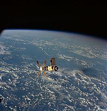 View of Skylab from the Skylab 2 Command/Service Module during the final flyaround inspection Skylab 2 Deorbiting.jpg