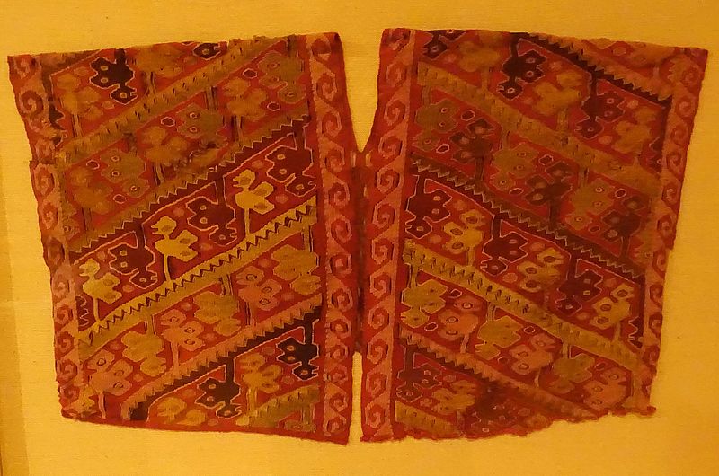 File:Slit tapestry shirt fragment, Peru, Chancay, central coast, c. 1000-1470 AD, alpaca wool dyed with saffron, cochineal, and indigo - Krannert Art Museum, UIUC - DSC06400.jpg