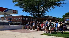 Visitantes e residentes se reúnem para observar o eclipse em Ravenna, Nebraska.