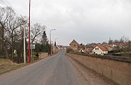 Čeština: Domy u silnice v Solopyskách (obec Domoušice). Okres Louny, Česká republika. English: Houses by road in Solopysky village (Domoušice municipality), Louny District, Czech Republic.