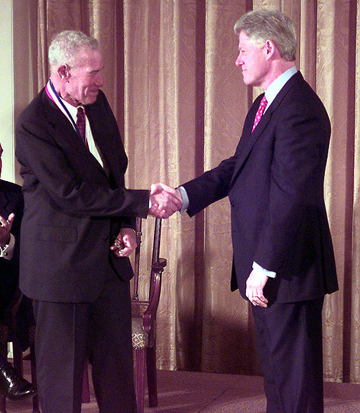 Bill Clinton awarding Solow the National Medal of Science in 1999