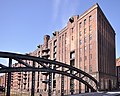 Deutsch: Fleetseite des östlichen Teils des Blocks W der Hamburger Speicherstadt (Hamburg-HafenCity), Blick von der Poggenmühlenbrücke. This is a photograph of an architectural monument. It is on the list of cultural monuments of Hamburg, no. 12198, 12448-12451.