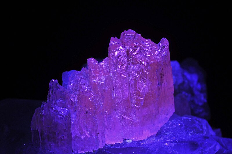 File:Spodumene, quartz UV short.jpg