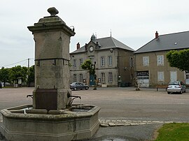 Radnice a okolí v Saint-Léger-sous-Beuvray