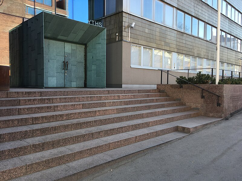 File:Staircase on slope with awkward first step (43905938312).jpg