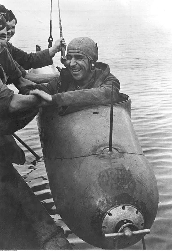 Торпеда времени. Боевые пловцы Кригсмарине. Кайтены японские подводные камикадзе. Подводная лодка камикадзе. Человеко торпеда кайтен.