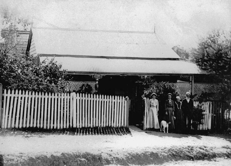 File:StateLibQld 1 98428 Gray Family outside Aberuthven Cottage, Fernberg Road, Paddington, ca. 1900.jpg