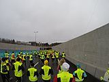Stockholm Tunnel Run 2014, motionslopp över 10 km i Norra länken-tunnlarna innan öppning och invigning. 42 400 löpare deltog i loppet. På väg ner i tunneln.