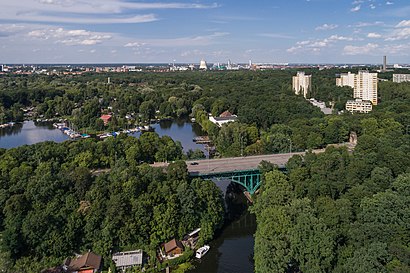 So kommt man zu der Stößenseebrücke mit den Öffentlichen - Mehr zum Ort Hier