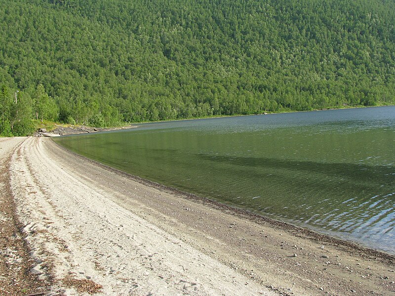 File:Strandvatnet-lake-Evenes-Norway.JPG