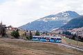 en: Stubaitalbahn railcar on the down section of the double-horseshoe curve near Fulpmes, heading for Innsbruck. The vehicle is carrying an advertising livery for a bank. de: Triebwagen der Stubaitalbahn auf dem unteren Abschnitt der Doppelkehre bei Fulpmes, unterwegs nach Innsbruck. Das Fahrzeug trägt einen Werbeanstrich für eine Bank.