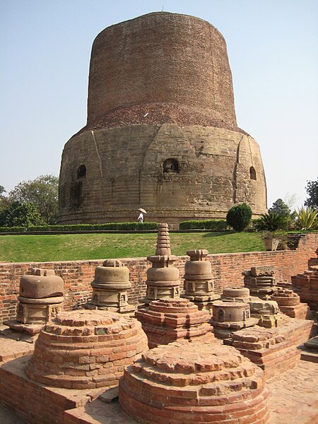 ไฟล์:Stupas_around_the_Dhamekh_Stupa,_Sarnath.jpg