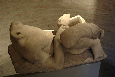 Una prostituta que té relacions sexuals amb un client; encara que fragmentària, és una representació poc comuna d'una escena d'aquest tipus a l'escultura (Gliptoteca de Munic, segle i)