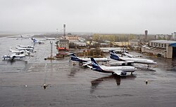 Аэропорт Талаги. Вид на перрон и здание аэровокзала