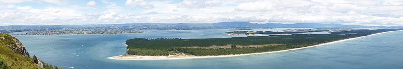 File:Tauranga Harbour - Matakana Island.jpg