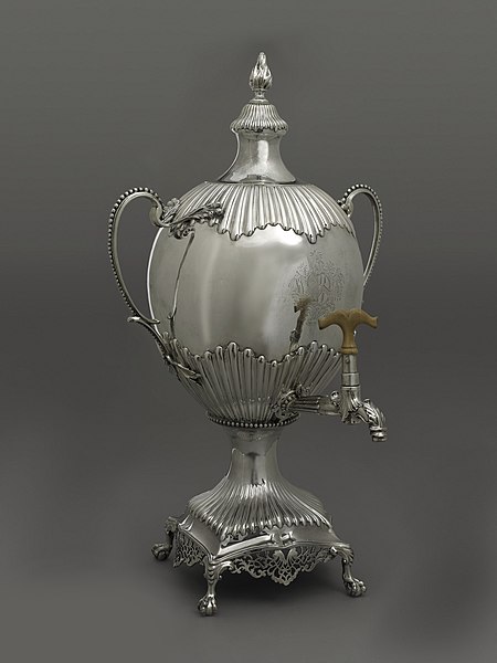 File:Tea Urn And Base (England), 1770–71 (CH 18391607).jpg