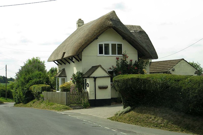 File:Thatched cottage on Body Horse Hill - geograph.org.uk - 4171790.jpg