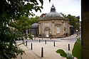 Het Royal Pump Room Museum in Harrogate, gezien vanaf de ingang van Valley Gardens park.jpg