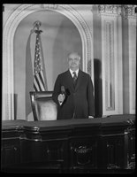 Vice-presidente Curtis, em pé na Câmara do Senado, 1929