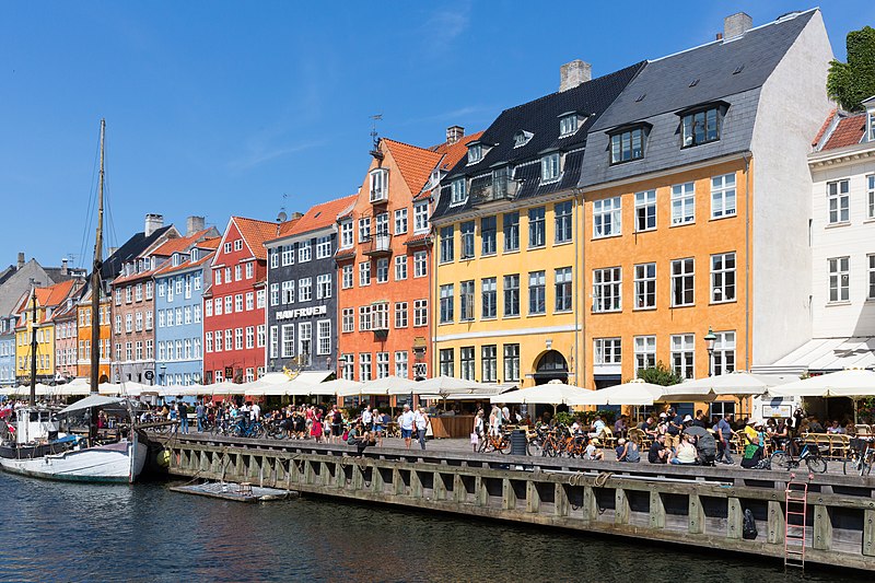 File:The northern central section of Nyhavn, Perspective 1, København.jpg