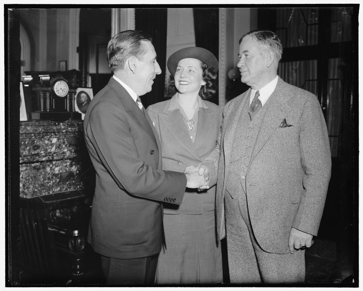 File:The victor returns. Washington, D.C., May 16. Victorious in the recent Florida primaries, U.S. Senator Claude A. Pepper returned to the Capitol today with Mrs. Pepper. They are being greeted LCCN2016873594.tif