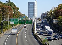 画像左 : 東京IC付近。奥が首都高速3号渋谷線への連絡路。 画像右 : 世田谷区内の玉川通り。東名開通後も3号渋谷線は建設途上で、加えて道路直下の東急新玉川線（現・東急田園都市線）の建設工事とも絡んで[130]東名開通後暫くは渋滞に悩まされ、都心から東京ICまで1時間近くを要した[131]。