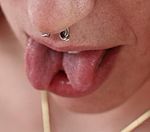 Langue bifide, obtenue par tongue split, chez une jeune femme