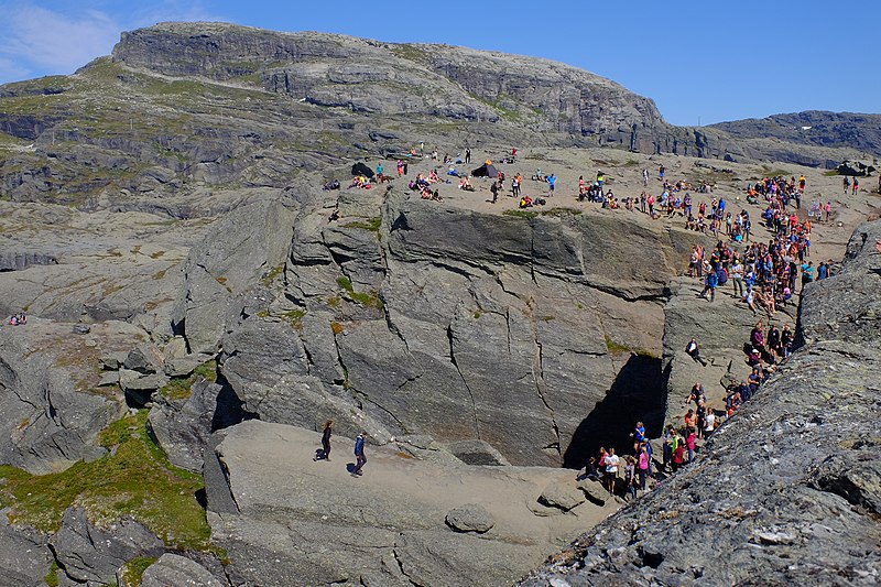 File:Tourists in line to stand on Trolltunga.jpg