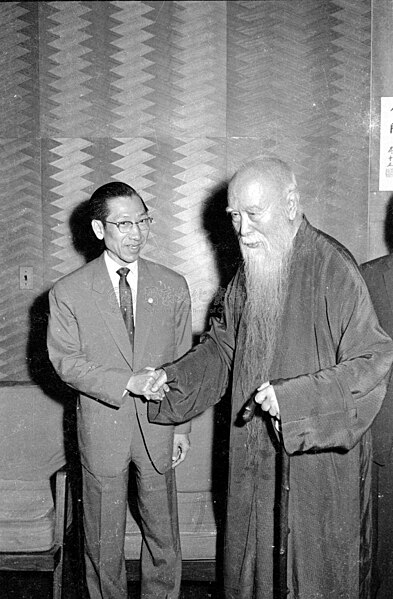 File:Trương Vĩnh Lễ, President of the National Assembly of the Republic of Vietnam, shaking hands with Yu Youren.jpg