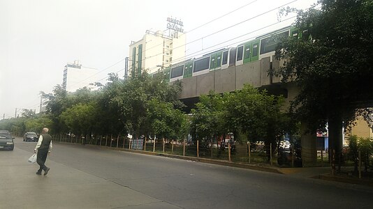 Tren en su recorrido por la avenida aviación cuadra 37 cerca a la estación Angamos
