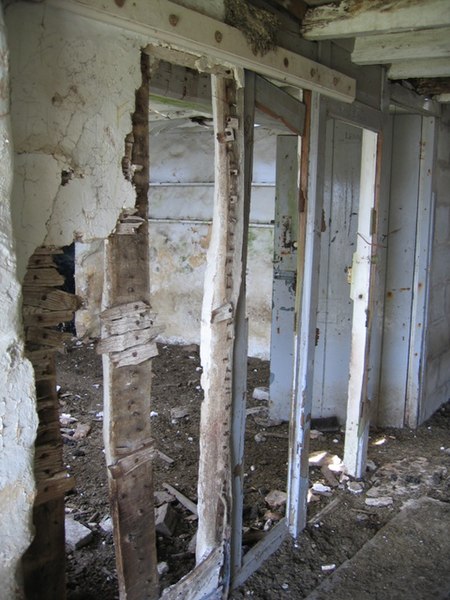 File:Ty'n Llyn farmhouse internal wall - geograph.org.uk - 274054.jpg