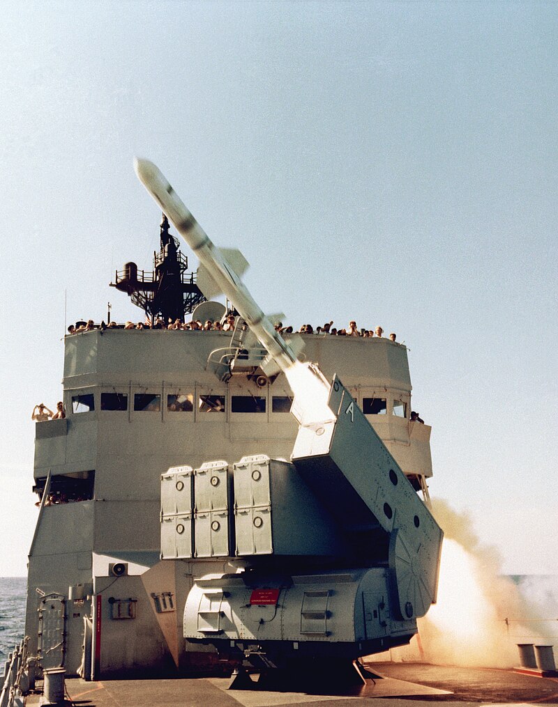 الفرقاطه فئه نوكس .....Knox-Class Frigate  800px-USS_Badger_%28FF-1071%29_Launching_Harpoon