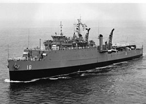 USS Colonial (LSD-18) probíhá kolem roku 1970
