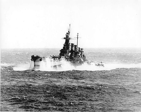 Tập tin:USS North Carolina (BB-55) in heavy seas, December 1944.jpg