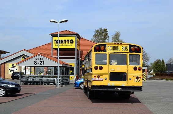 Rückansicht eines amerikanischen Schulbus von einem deutschen Netto-Markt in Uetersen