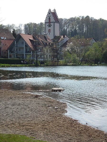 File:Ufer des Stadtsees dahinter Wurzacher Tor.JPG