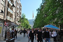 Photographie de passants sur la rue de Macédoine