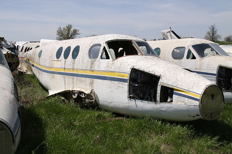 File:Unmarked Beechcraft King Air 90 ( F-BUTS ) (9135280838).jpg