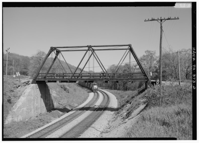 File:VIEW OF BRIDGE FROM SOUTH WITH ONCOMING CSX LOCOMOTIVE ON TRACKS BELOW, LOOKING NORTHEAST - Wills Creek Bollman Bridge, Spanning CSX tracks at T381, Meyersdale, Somerset County, HAER PA,56-MEYER.V,2-2.tif