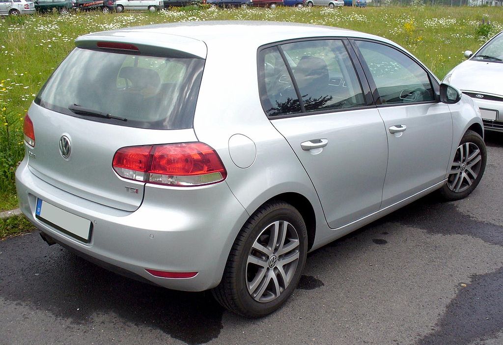 FileVW Golf VI Comfortline 1.4 TSI Reflexsilber Heck.JPG