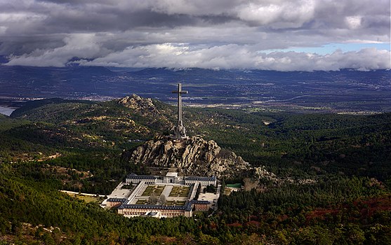 Панорама Долине палих (шп. Valle de los Caídos), меморијалног комплекса близу градића Ел Ескоријал у планинама Сијера де Гвардарама, северно од Мадрида у Шпанији. Комплекс, који се састоји од споменика и бенедиктинске базилике, се сматра најзначајнијом архитектонском заоставштином Франкове диктатуре. Изграђен је у периоду од 1940. до 1959. године, највећим делом присилним радом политичких затвореника поражене стране у Шпанском грађанском рату. Спомен-комплекс су пројектовали Педро Мугуруза и Дијего Мендез у нео-херера стилу. У спомен-комплексу, који представља и један од највећих маузолеја на свету, су сахрањени посмтрни остаци диктатора Франка. Долина палих данас представља једно од најконтроверзнијих места у шпанској култури сећања на рат и уследелу диктатуру