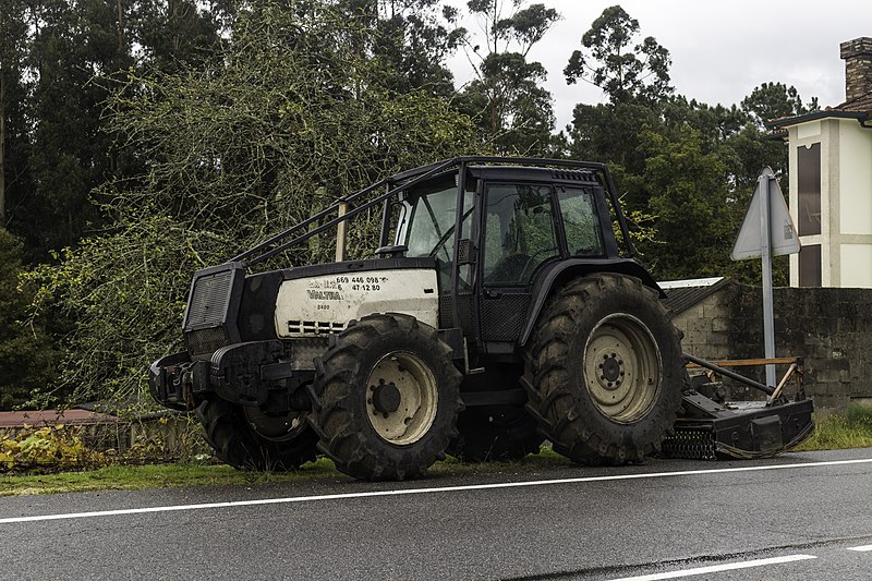 File:Valtra 8400.jpg