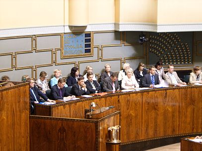 Yksi entisistä Suomen hallituksista Eduskunnan täysistuntosalissa kuuntelemassa ja vastaamassa kansanedustajien kysymyksiin.