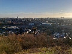 Vue de Charleroi au matin, vue panoramique du terril des Piges.