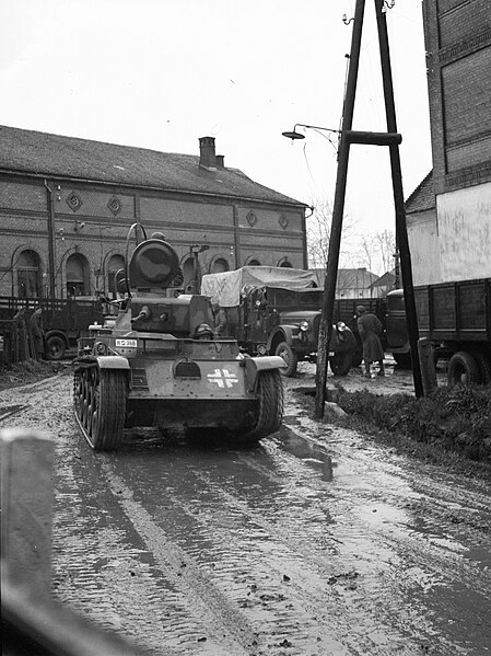 File:Villány, Toldi tank 1941-ben az Ady Endre fasornál. Fortepan 71498.jpg