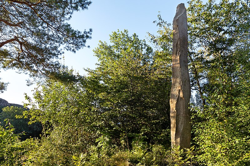 File:Vindbräcka menhir north side.jpg